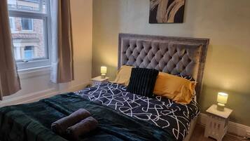 4 bedrooms, iron/ironing board, WiFi, bed sheets