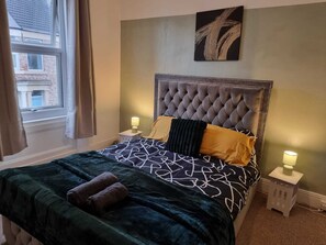 4 slaapkamers, een strijkplank/strijkijzer, wifi, beddengoed