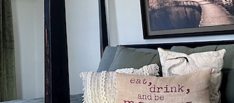 Three bedroom townhome, blocks from idyllic downtown