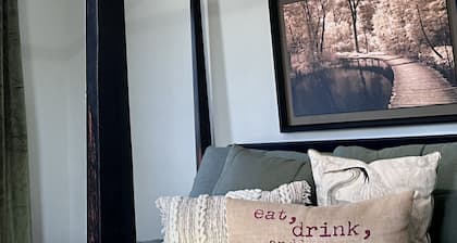 Three bedroom townhome, blocks from idyllic downtown