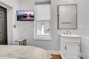 Comfort Studio | Premium bedding, memory foam beds, desk, laptop workspace - Fairmount Oasis Central City Haven (Philadelphia)