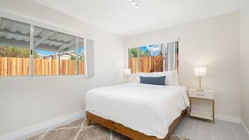 3 habitaciones, escritorio y tabla de planchar con plancha