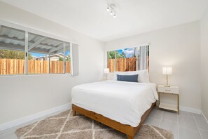 3 camere, una scrivania, ferro/asse da stiro, Wi-Fi gratuito