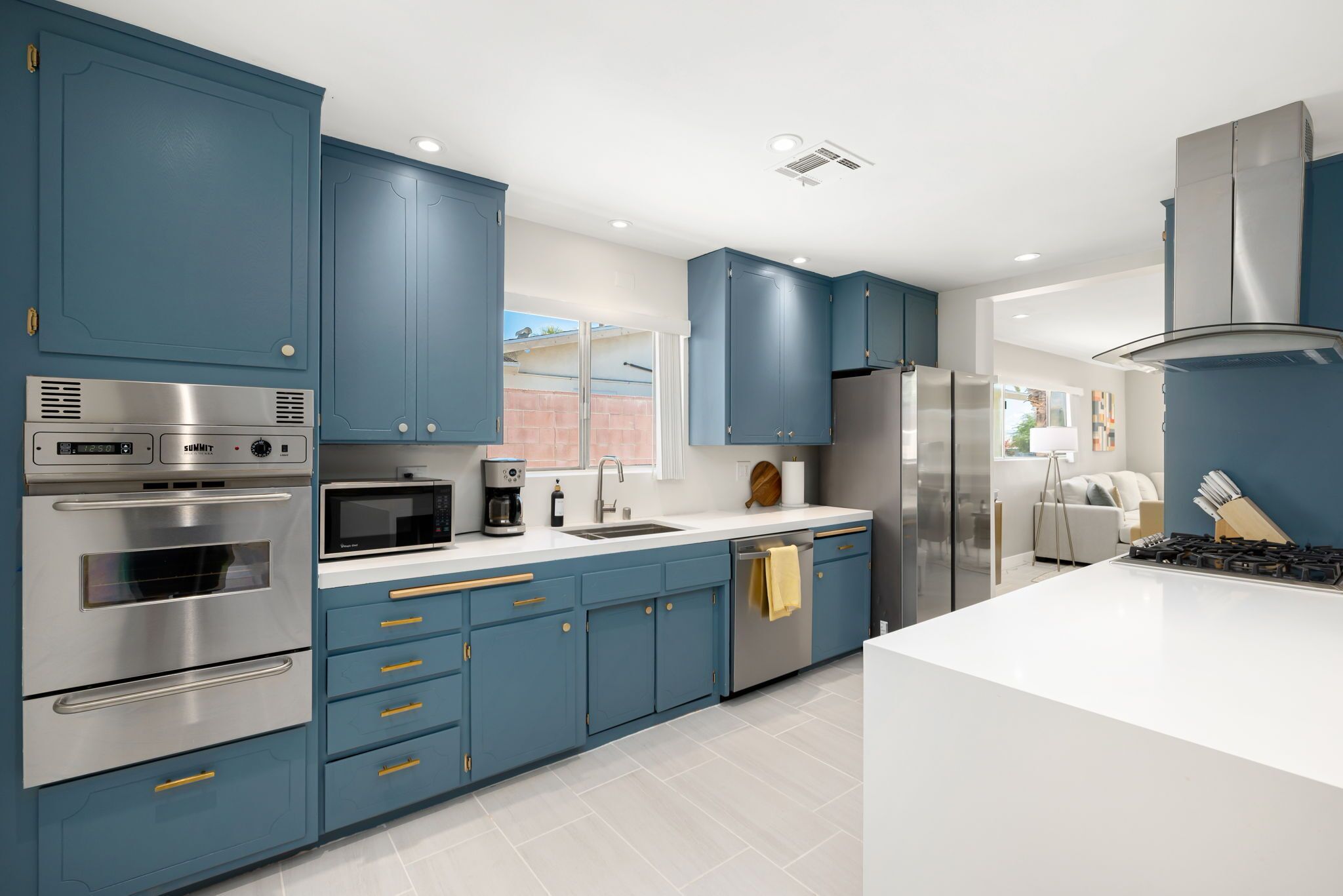 Kylskåp, mikrovågsugn, ugn och spishäll