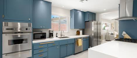 Geladeira, micro-ondas, fogão, cooktop