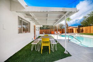 Piscina all'aperto, una piscina riscaldata