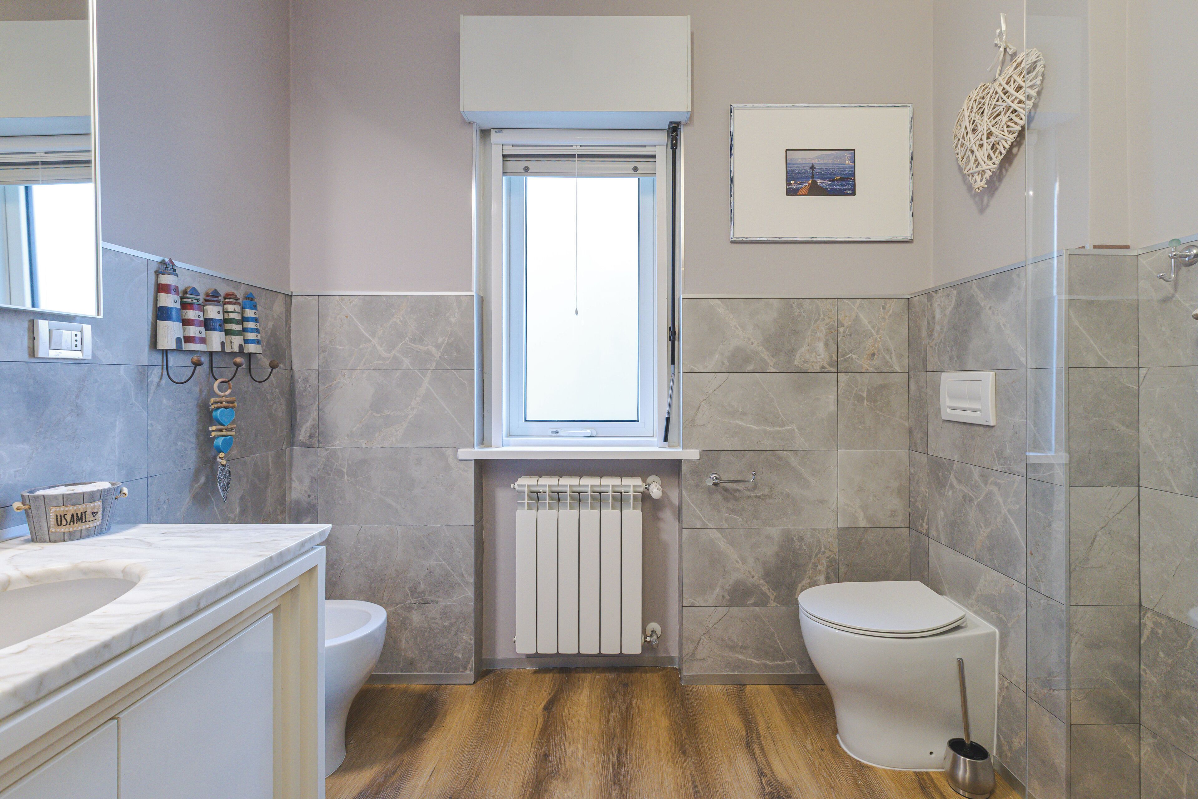 Een haardroger, handdoeken, zeep, shampoo