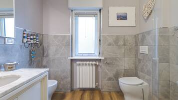 Een haardroger, handdoeken, zeep, shampoo