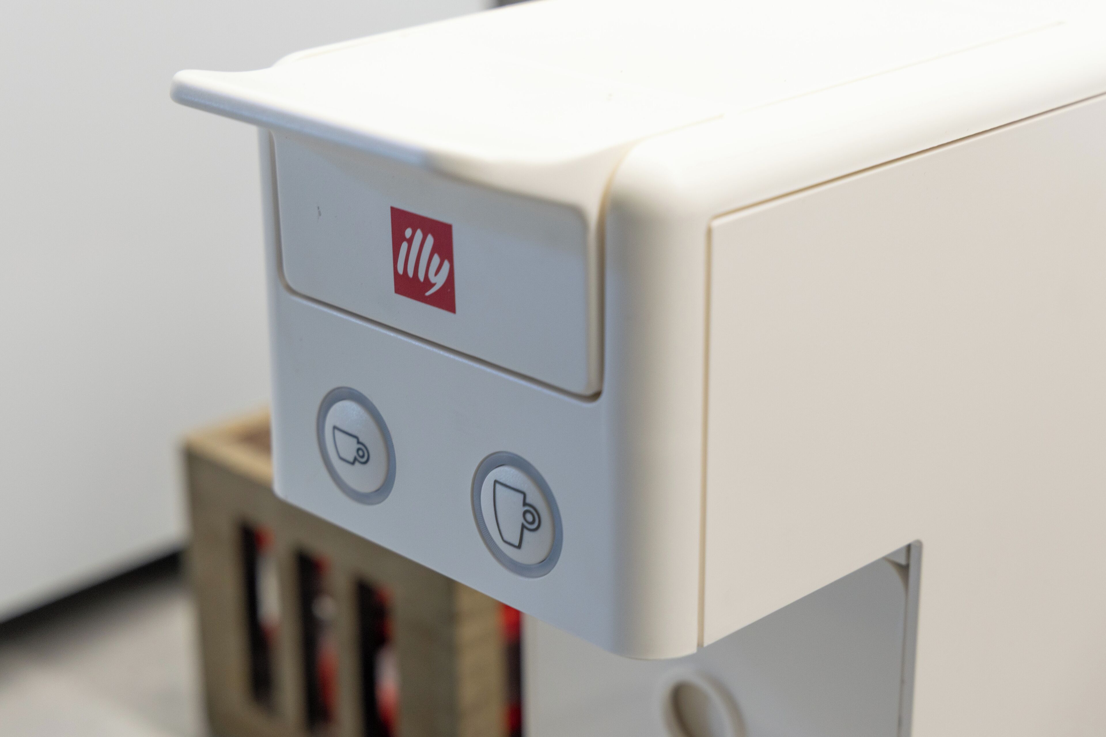Un electrodoméstico con un panel de control que incluye un logotipo y dos botones.