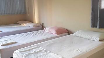 5 bedrooms, iron/ironing board, WiFi, bed sheets