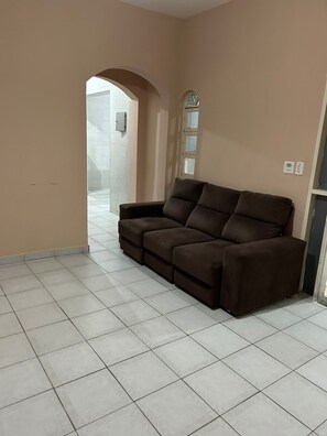 Interior - Casa pé na Areia a 50m do mar Piscina Grande, Casa Para Famílias até 20 Pessoas (Loty Itanhaém)