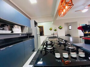 Refrigerador, microondas, horno, placa de cocina