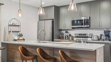 Kjøleskap, mikrobølgeovn, ovn og oppvaskmaskin