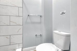 Estudio Confort | Baño | Ducha, secador de pelo, toallas y jabón