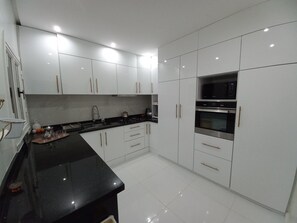 Micro-ondes, four, plaque de cuisson