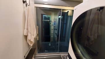 Een bubbelbad, een haardroger, een bidet, handdoeken