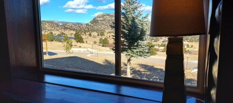 Modern mountain cabin condo w/steam shower + essential living design