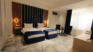 Kahden hengen deluxe-huone (kaksi sänkyä) | Egyptinpuuvillaiset lakanat, ylelliset vuodevaatteet