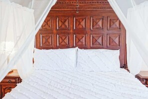 6 quartos, escrivaninha, ferros/tábuas de passar roupa, berço de viagem