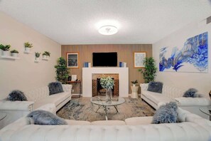 Smart-TV, Kamin, Videospiele, Arbeitsbereiche