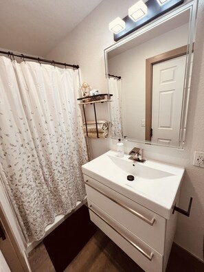 Douche, serviettes fournies, savon, shampoing