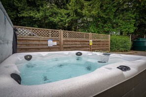 Banyera d'hidromassatge a l'aire lliure