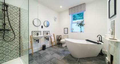 Woodfield Lodge - Rural Cottages with Hot Tub. Dog-friendly