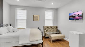 Comfort Studio | Desk, laptop workspace, iron/ironing board, free WiFi