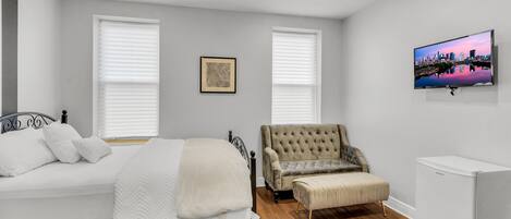 Comfort Studio | Desk, laptop workspace, iron/ironing board, free WiFi