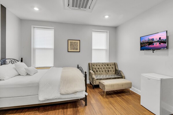 Comfort Studio | Desk, laptop workspace, iron/ironing board, free WiFi