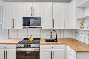 Comfort Studio | Shared kitchen | Mini-fridge, microwave, stovetop, toaster - Fairmount Paradise W Oxford St 1BR Haven (Philadelphia)