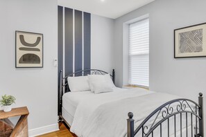 Comfort Studio | Desk, laptop workspace, iron/ironing board, free WiFi - Fairmount Paradise W Oxford St 1BR Haven (Philadelphia)