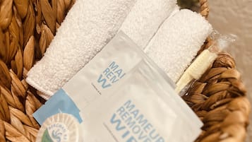 Secadora de cabello, toallas, jabón, shampoo