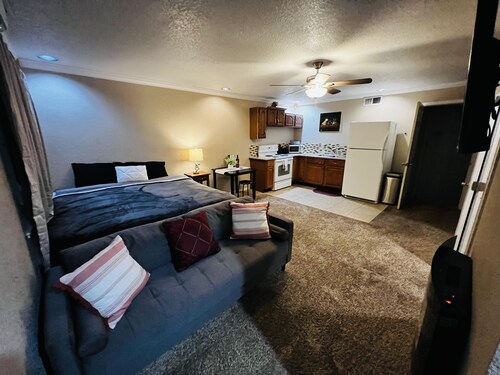 Large studio: King bed, Full kitchen