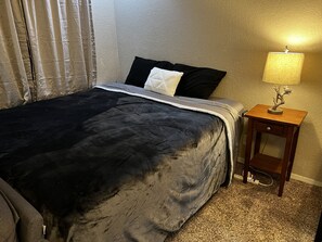 1 slaapkamer, een strijkplank/strijkijzer, gratis wifi, beddengoed