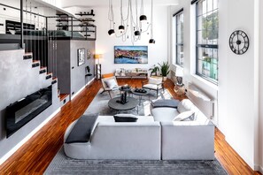 Älytelevisio, takka, kirjoja