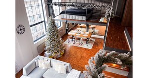 TV connectée, cheminée, livres