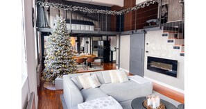 Älytelevisio, takka, kirjoja