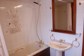 淋浴設備、風筒、坐浴桶、提供毛巾