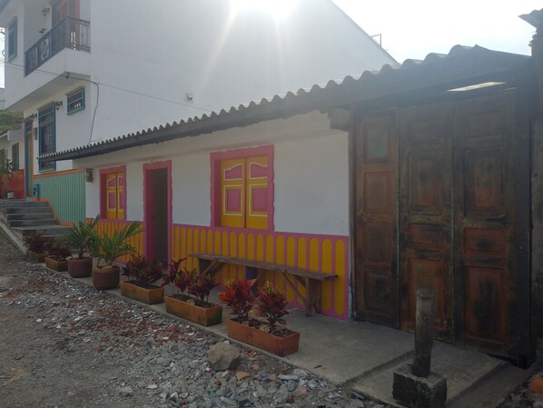 Front of property - Bareque hostal (Salento)