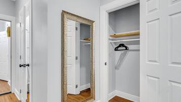 Comfort-Studio | Schreibtisch, laptopgeeigneter Arbeitsplatz, Bügeleisen/Bügelbrett