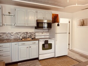 Fridge, microwave, oven, stovetop - Treetop stay: private balcony, full kitchen (Roseville)