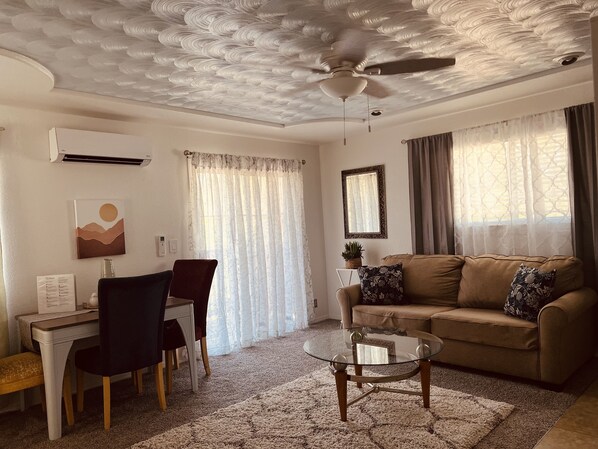 Smart TV - Treetop stay: private balcony, full kitchen (Roseville)