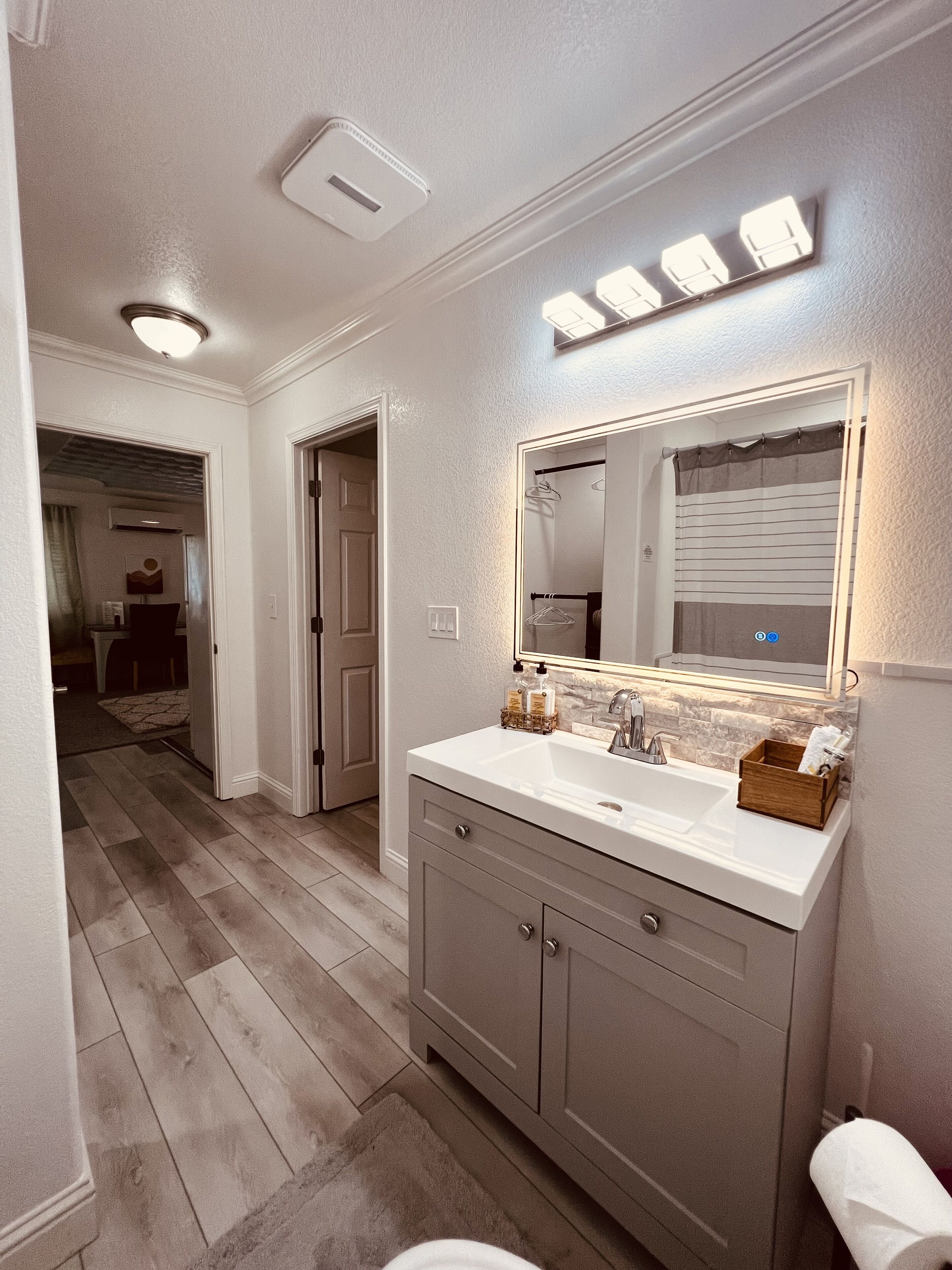 吹风机、毛巾、肥皂、洗发水