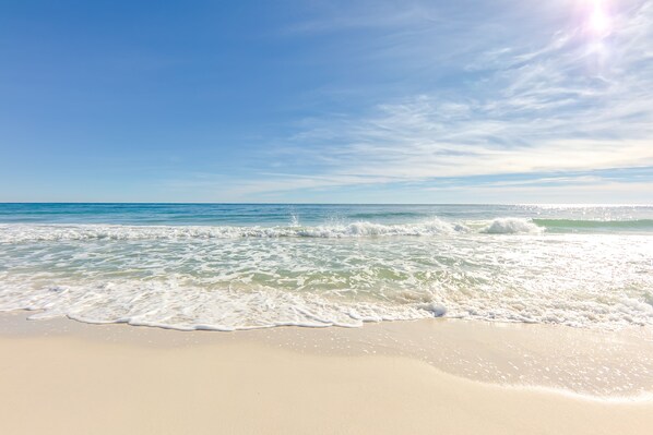 On the beach - COZY CONDO ~ Steps away from the beach! Perfect for families and groups! (Gulf Shores)