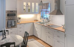 ثلاجة، فرن، غسالة أطباق، ماكينة لصنع القهوة/الشاي