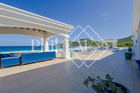 Terrasse/Patio. Villa de 10 chambres les pieds dans l'eau à Guana Bay