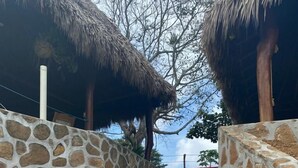 Una escalera con grafitis coloridos, paredes de piedra y techos de paja.