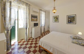 4 bedrooms, iron/ironing board, free WiFi