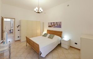 4 bedrooms, iron/ironing board, free WiFi